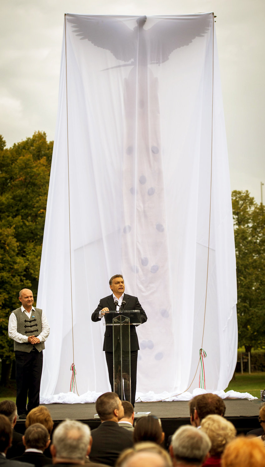 Orbán Viktor az alkotó, Matl Péter jelenlétében felavatja a turult