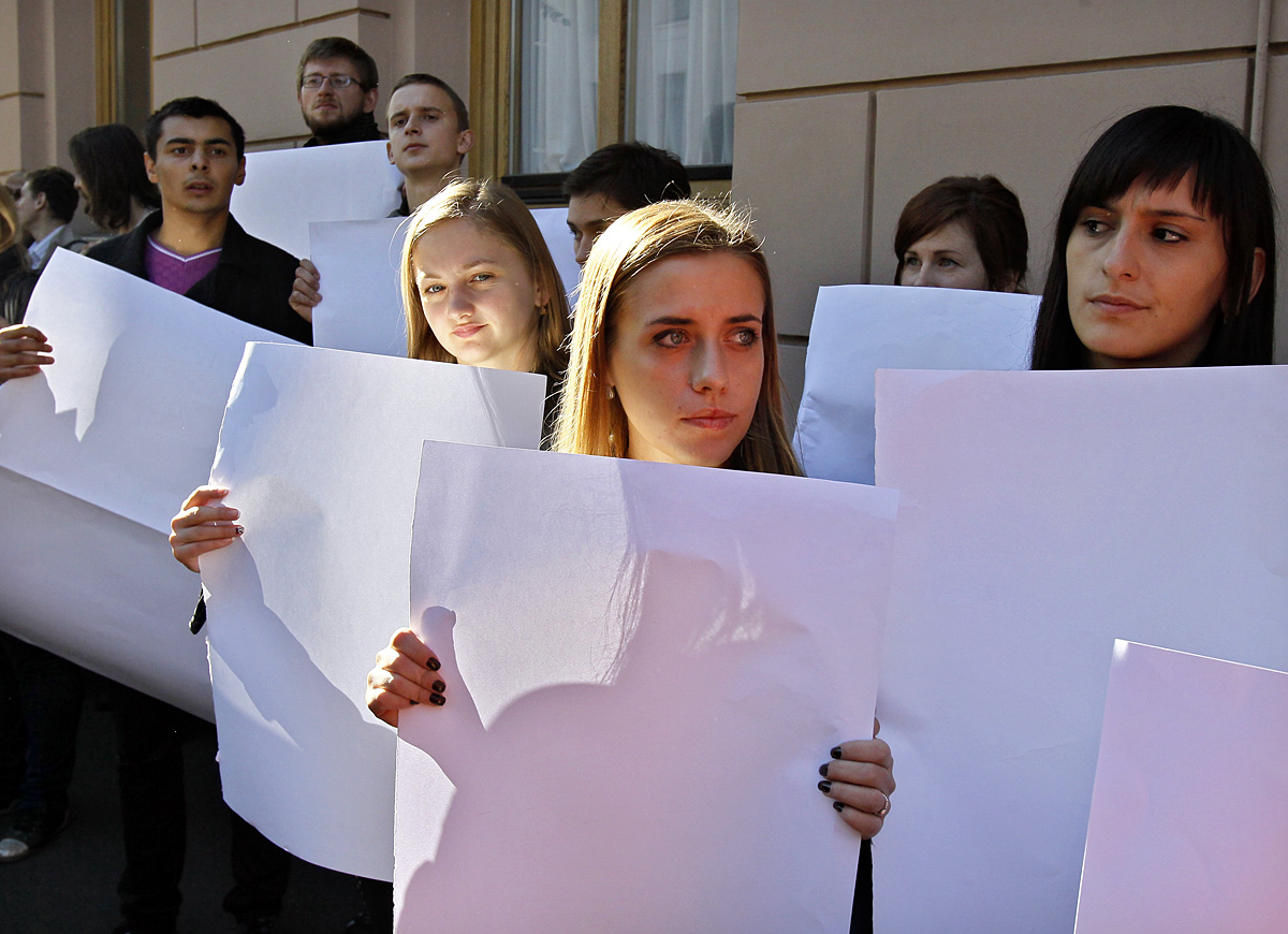 Fiatal újságírók Kijevben, a parlament mellett. Börtönbe kerülhetnek, ha bírálják a vezetést