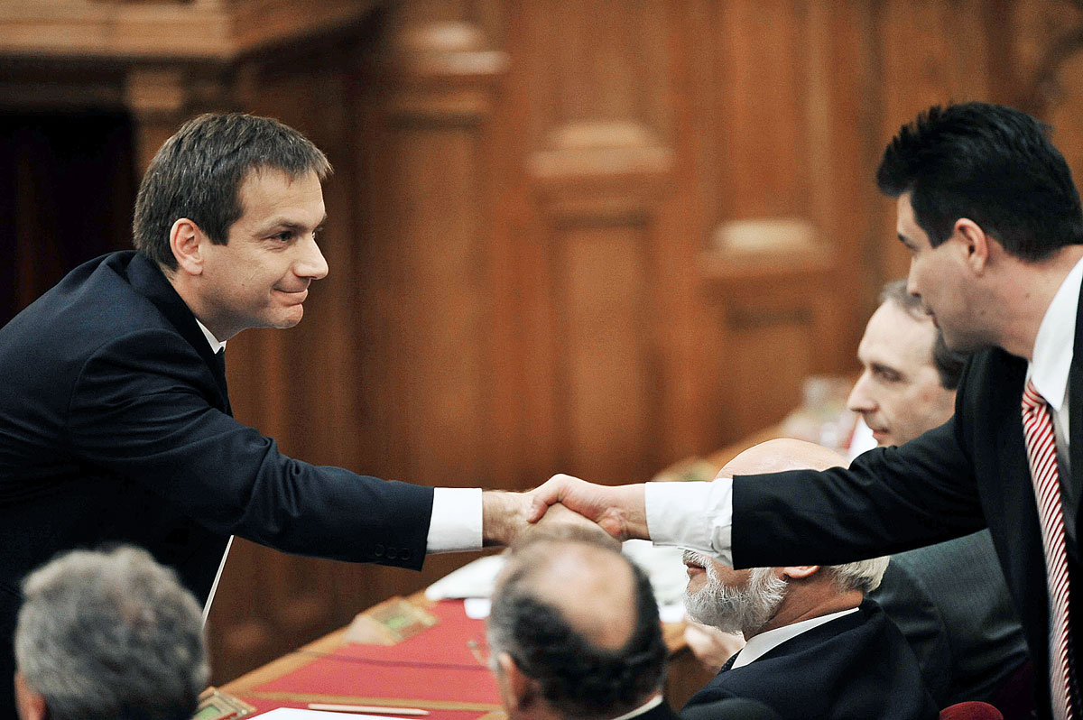 2010. május 14., az új parlament alakuló ülése – A távozó kormányfő munkáját köszönte meg az MSZP elnöke