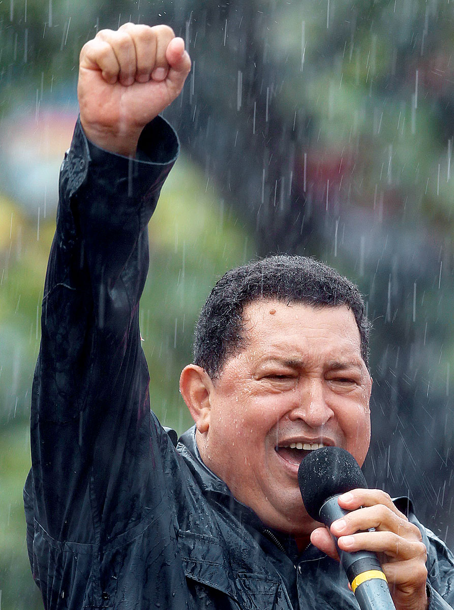 Hugo Chávez a caracasi kampányzárón: dacol az esővel is