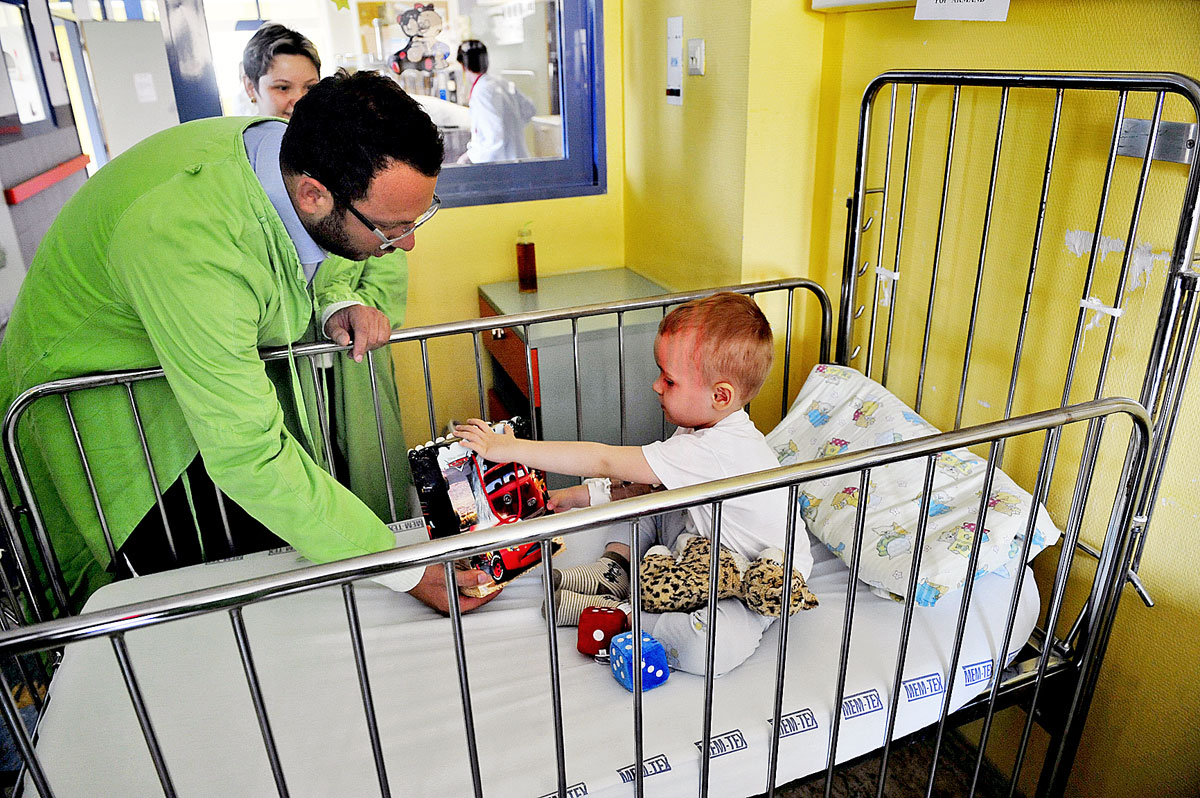 Lépi Roland, a magyar Rotary Ajándékozz életet! projektjének vezetője látogatta meg Arnoldot, a megműtött kisfiút