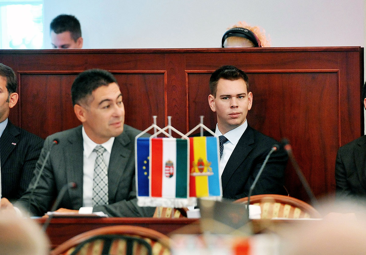 Vitézy Dávid, a BKK vezérigazgatója a Fővárosi Közgyűlés ülésén - az előtérben Horváth Csaba, az MSZP frakcióvezetője