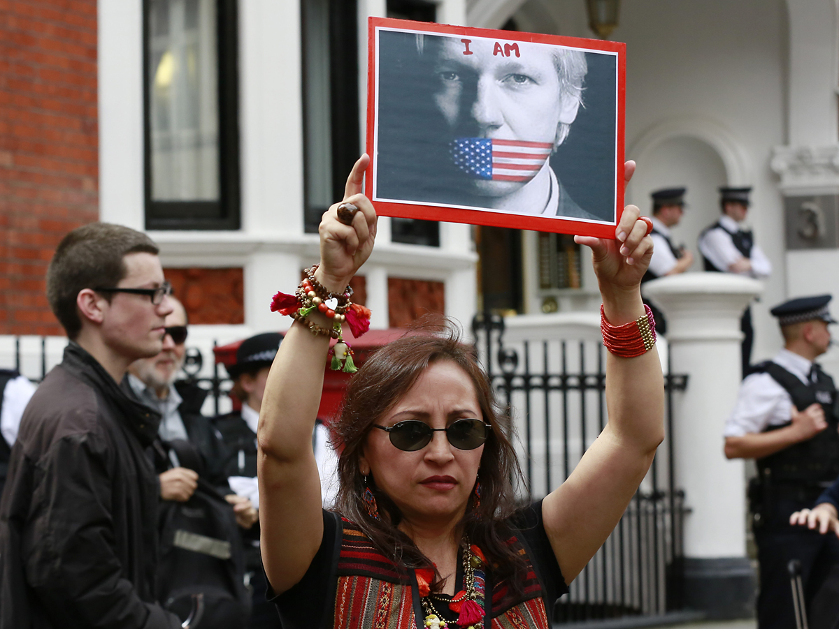 Tüntető az ecuadori nagykövetség előtt Londonban