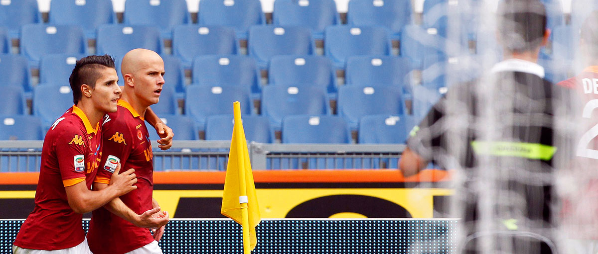 Nincs táblás ház. Az AS Roma játékosai gólt ünnepelnek az Atalanta elleni meccsen