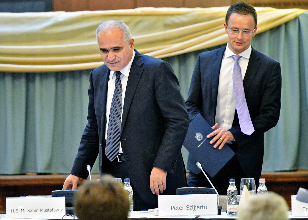 Mustafayev és Szijjártó a bizottsági ülésen. A gazdasági együttműködésnek más tónus jár
