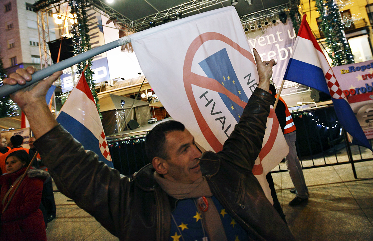 Euroszkeptikus tüntetés decemberben Zágráb főterén. A csatlakozás után megfigyelés következik