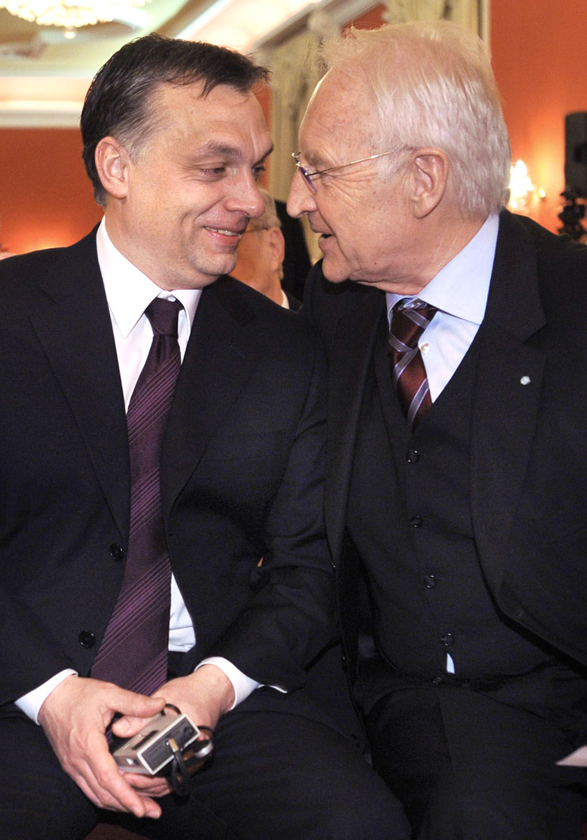 Orbán Viktor és Edmund Stoiber volt bajor miniszterelnök egy budapesti konferencián. Berlinbe is Bajorországon keresztül vezet az út