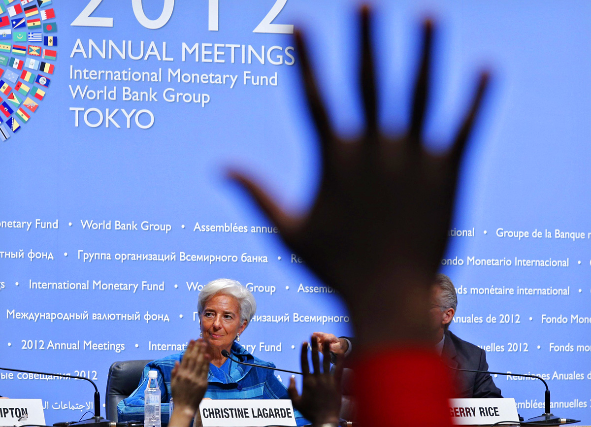Az államadósságcsökkentést szorgalmazó Christine Lagarde újságírók kereszttüzében