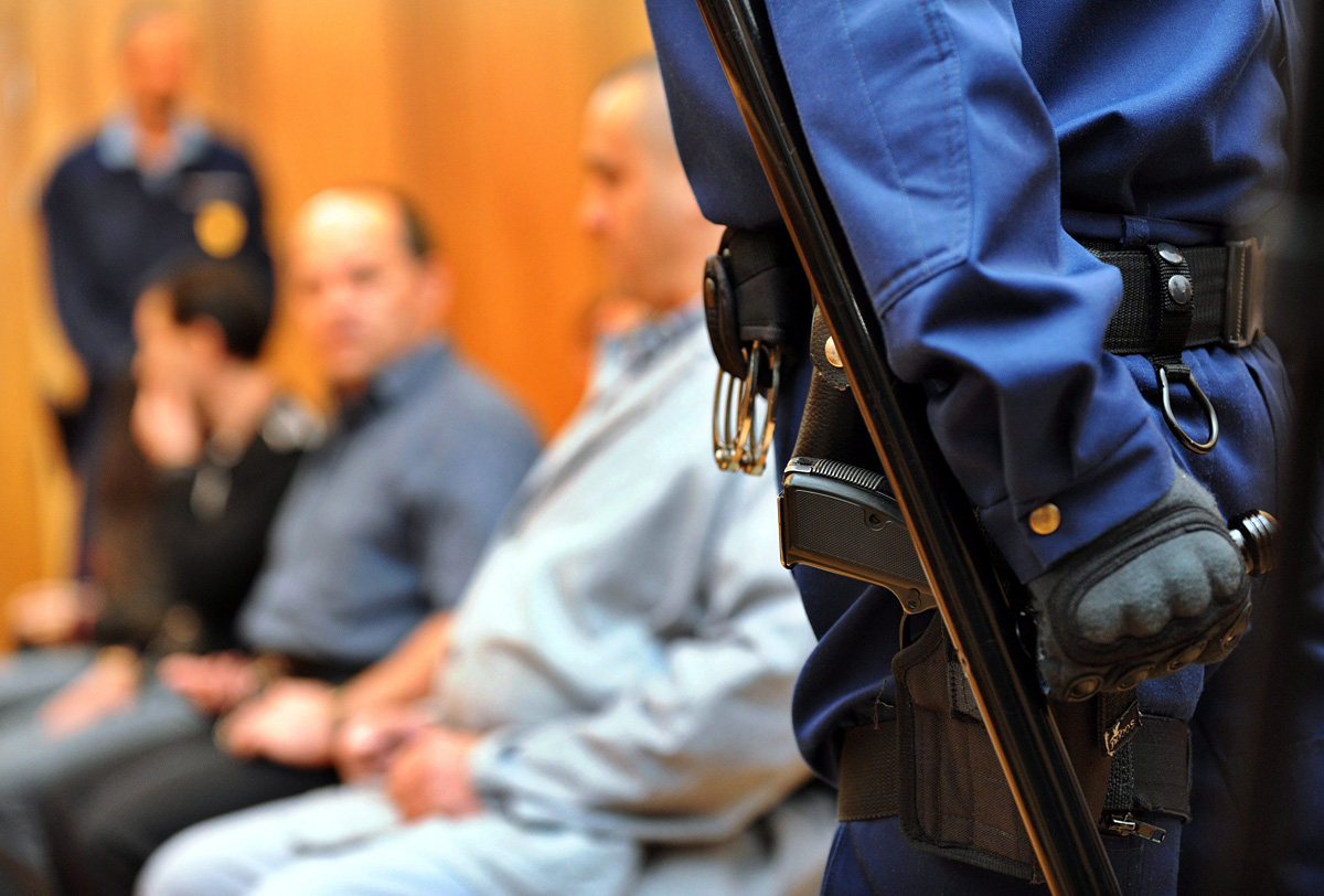 A 2008 novemberében történt két halálos áldozatot követelő pécsi kézigránátos gyilkosság vádlottjai ülnek büntetőperük tárgyalásán