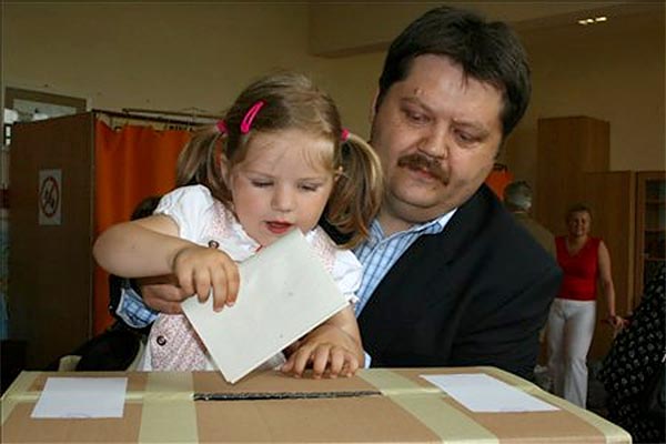 Szász Jenő voksol 2008-ban Székelyudvarhelyen. „Nem biztos, hogy ugyanott kell felnevelni a gyermekeket”