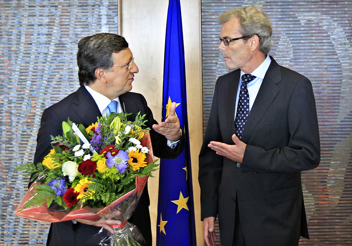 Mi az EU telefonszáma? - gúnyolódott egykoron Kissinger. A brüsszeli norvég nagykövet, Atle Leikvoll mindenesetre Barrosónak adta át a gratuláló csokrot a Nobel-díjért