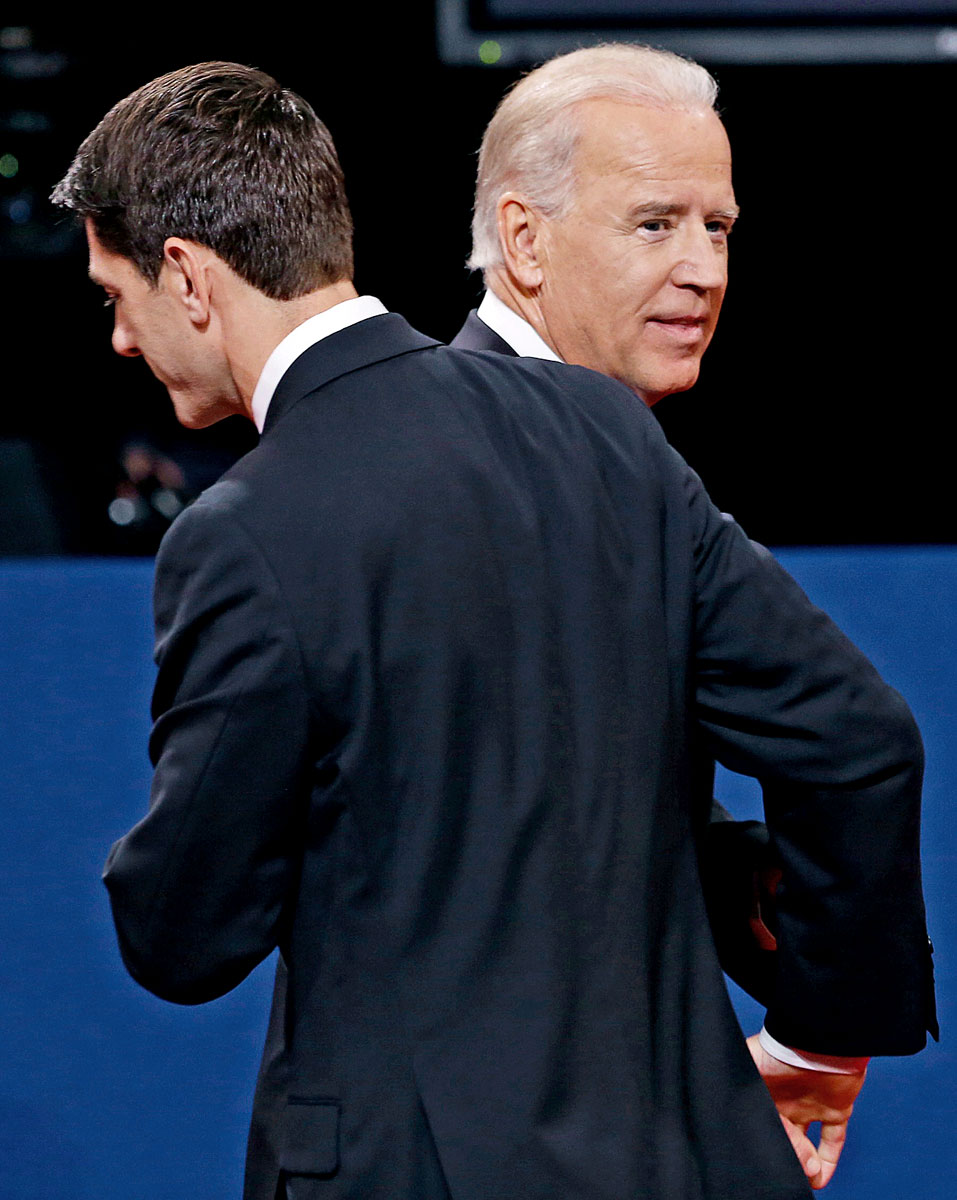 Paul Ryan (balra) és Joe Biden kezet fog a Kentucky állambeli vita után