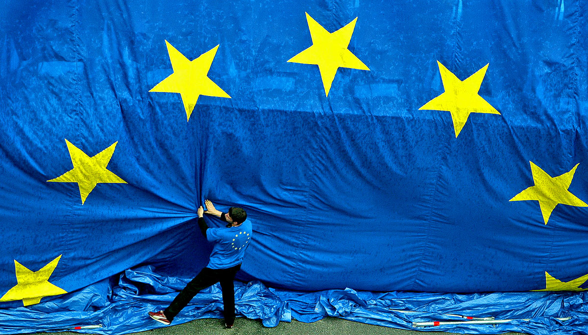 Zászlóigazítás egy brüsszeli ünnepségen. Másoknak is ihletet adnak a tagállamok