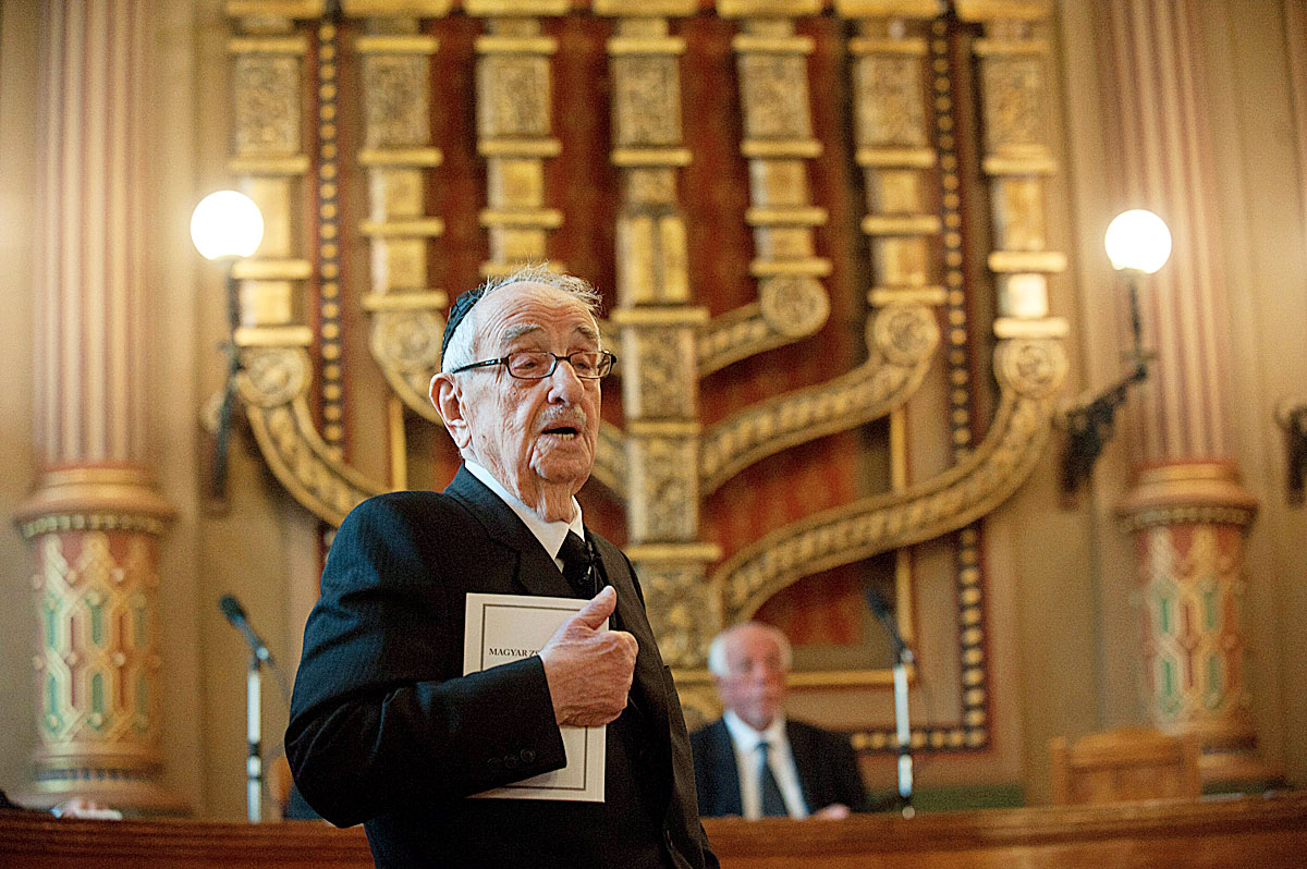 A 90. születésnapját ünneplő Schweitzer József beszédet mond a Mazsihisz budapesti székházában