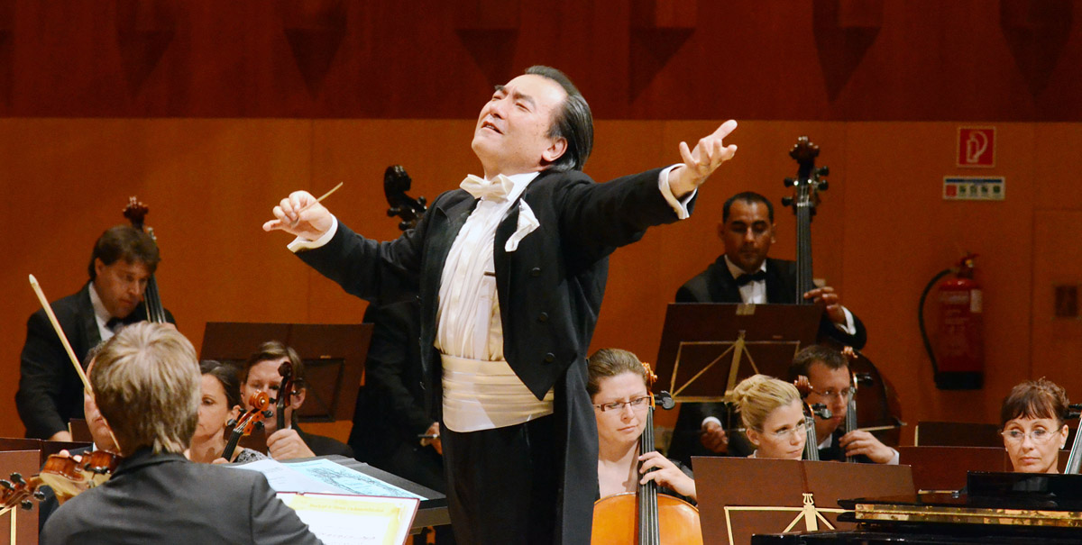 A szolnoki szimfonikusok karmestere, Izaki Masahiro ideje jelentős részét Japánban tölti