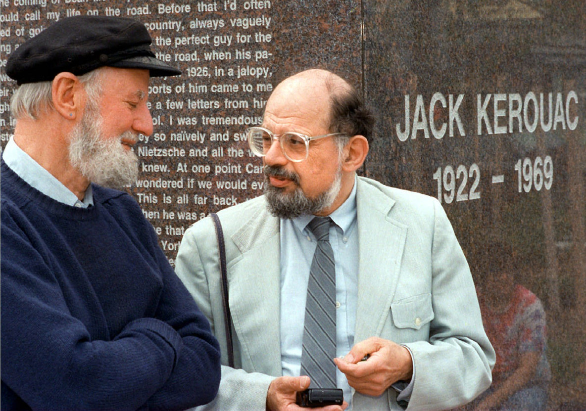 Lawrence Ferlinghetti Allen Ginsberggel beszélget Jack Kerouac emlékműve előtt, 1988-ban