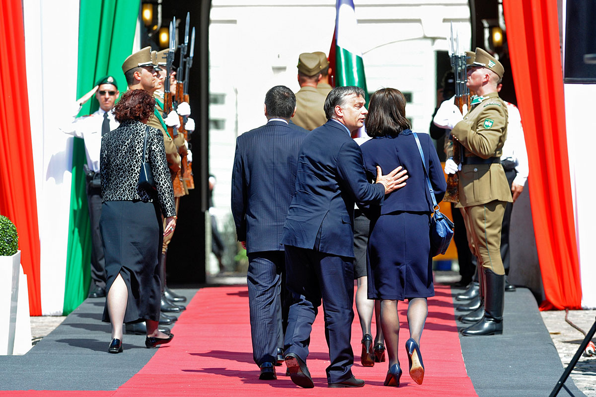 Orbán Viktor és felesége útban a Sándor-palota felé Áder János államfői beiktatásakor