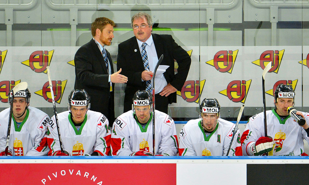 A kanadai Kevin Primeau (hátul, jobbra) már nem fehérvári edző, de még magyar szövetségi kapitány