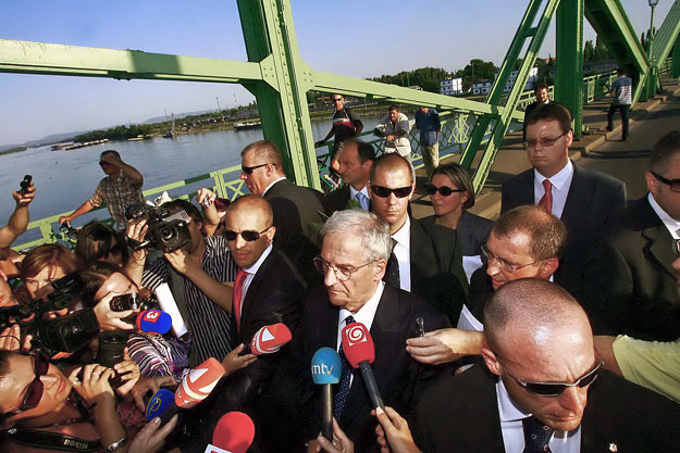 Sólyom László a hídról fordult vissza 2009. augusztus 21-én