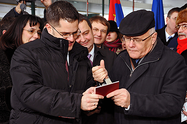 Balázs Péter magyar külügyminiszter lepecsételi Vuk Jeremic szerb külügyminiszter útlevelét a röszkei határátkelőhelyen 2009. december 19-én