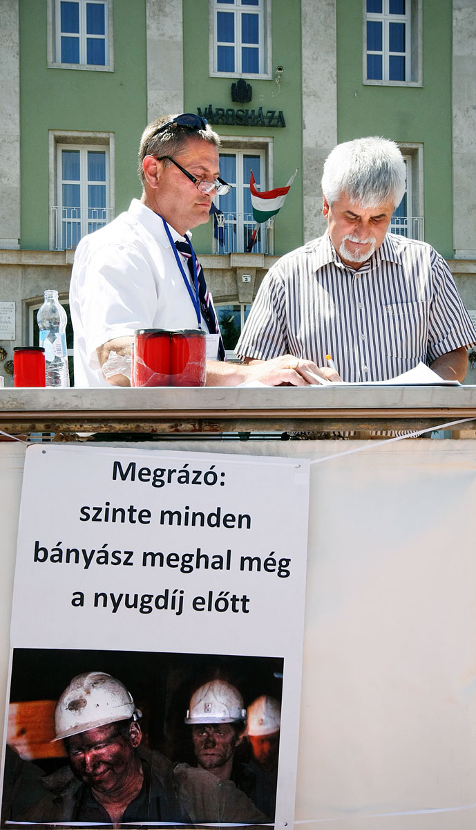 Idén júniusban egykori bányászok a komlói városháza előtt tiltakoztak a rokkantnyugdíjak felülvizsgálata ellen