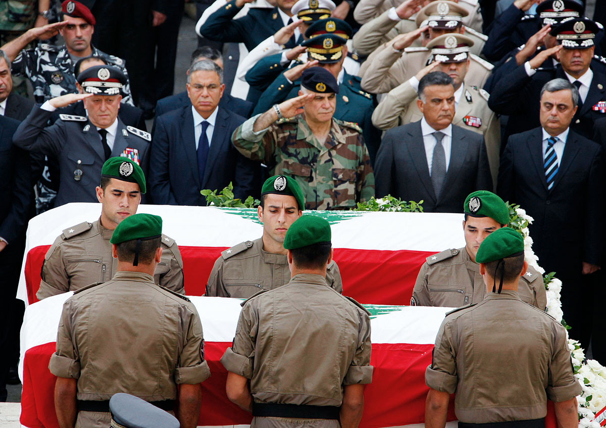 Viszam al-Haszan koporsója előtt tisztelegnek katonák a bejrúti temetésen