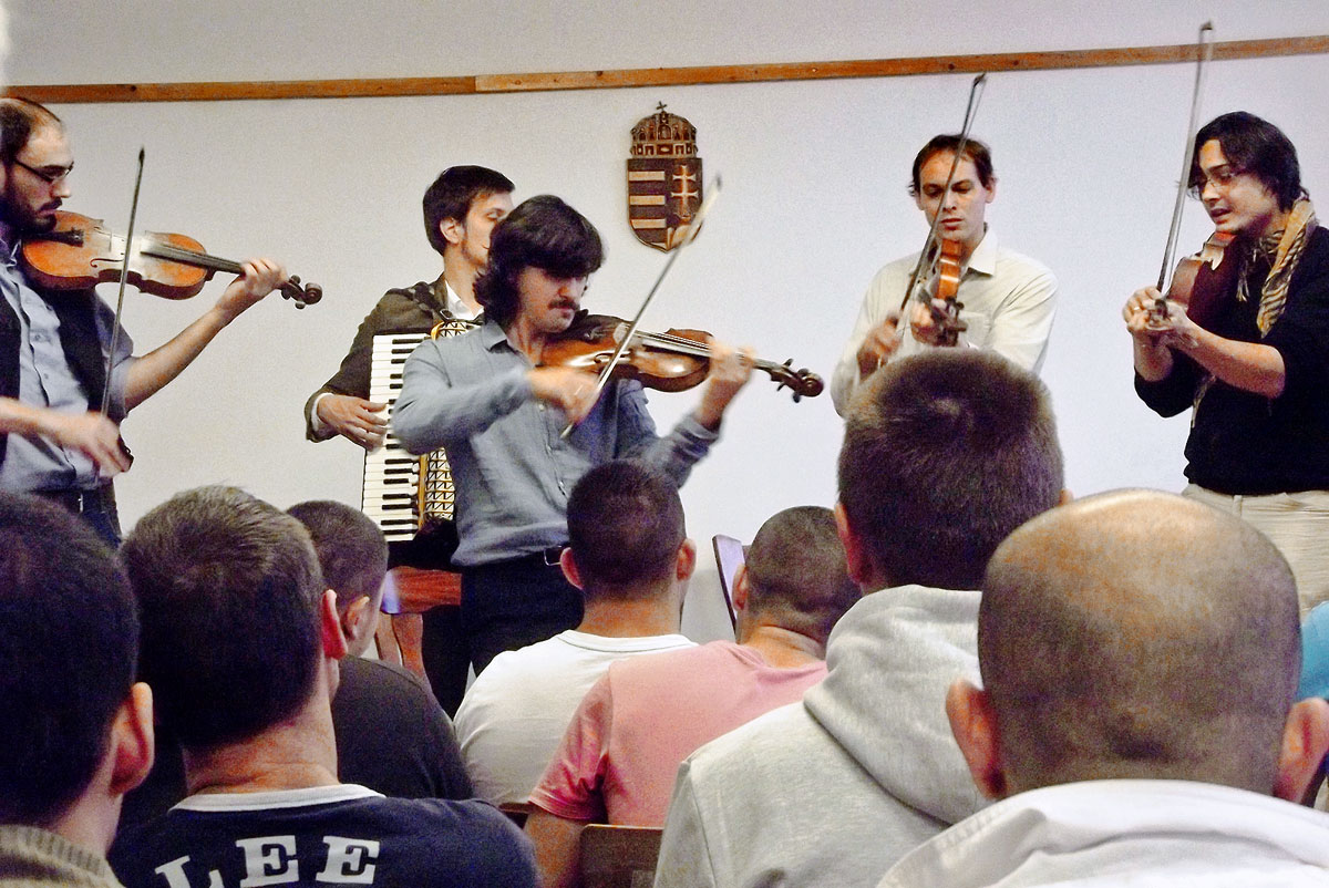 Tcha Limberger és a Buda Folk Band együttes koncertje a börtönben