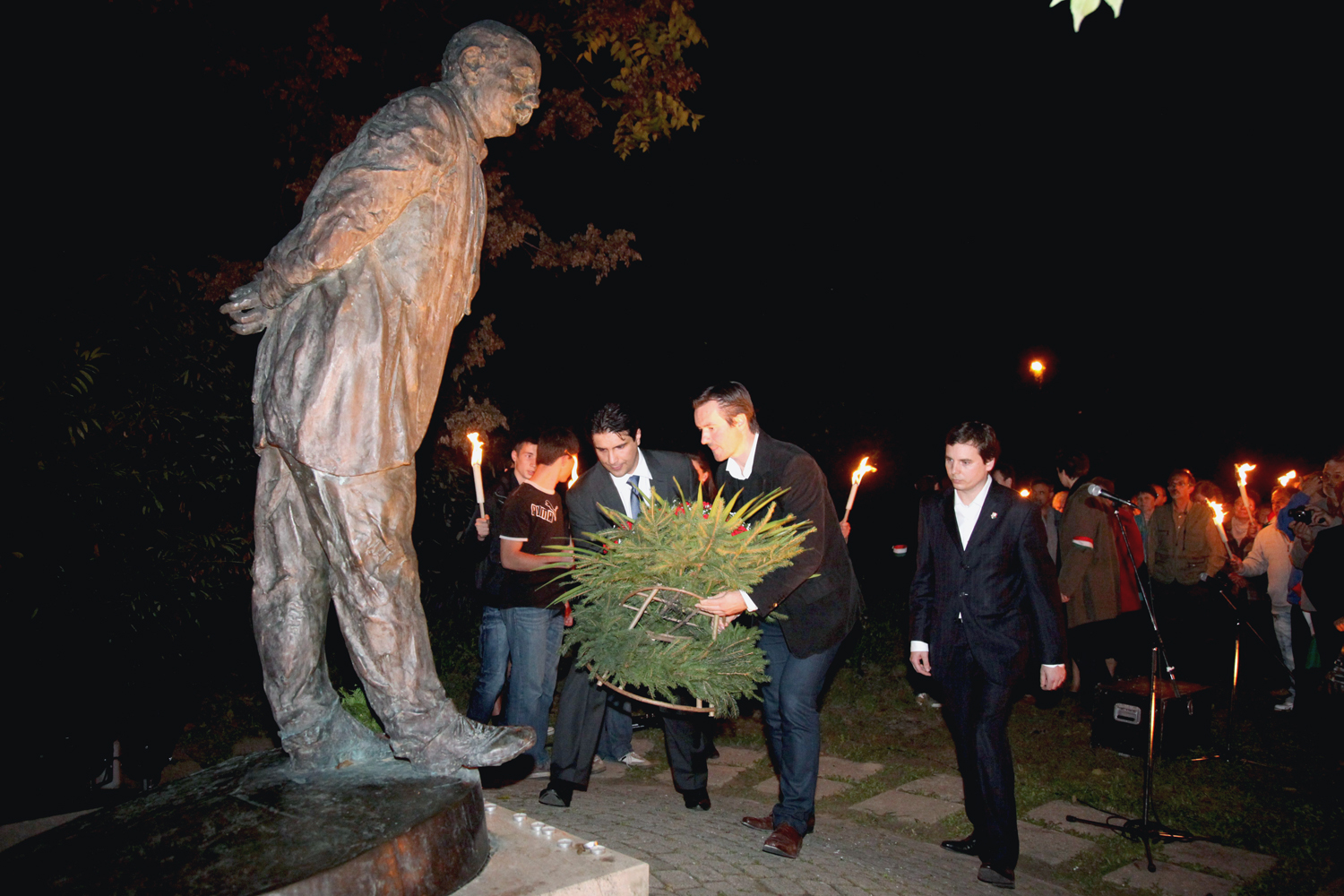 Mesterházy Attila pártelnök, Pintér Attila, az MSZP kaposvári elnöke és Harangozó Gábor, a párt Somogy megyei elnöke megkoszorúzza a mártír miniszterelnök szobrát a kaposvári Nagy Imre parkban