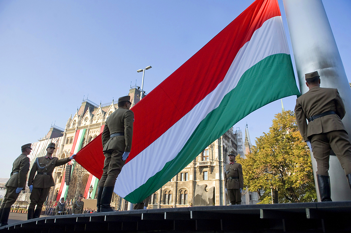 A közjogi méltóságok jelenlétében a Himnusz hangjaira felvonják a nemzeti lobogót a Parlament épülete előtt