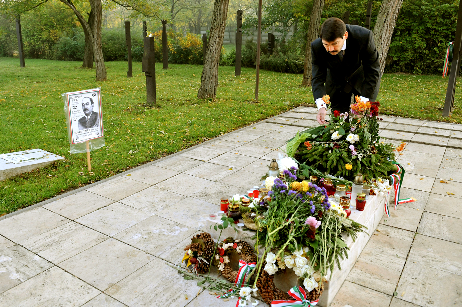 Áder János köztársasági elnök virágot helyez el Nagy Imre sírjánál a Rákoskeresztúri új köztemető 301-es parcellájában