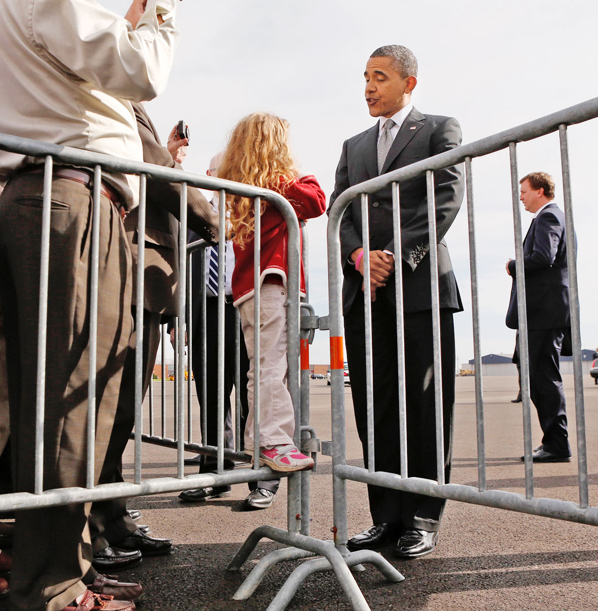 Obama eszmecseréje egy kislánnyal kedden, az utolsó vita után az ohiói Daytonban. Fej fej mellett