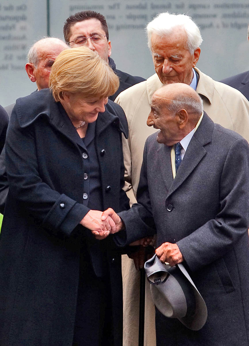 Merkel kancellár az egyik túlélővel