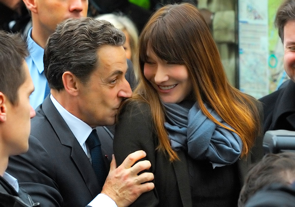 Sarkozy és felesége a májusi elnökválasztási kampányban. A franciák döntenek