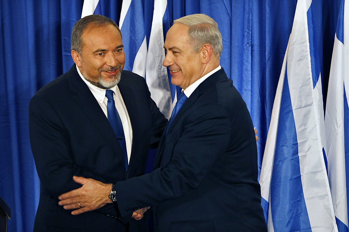 Lieberman és Netanjahu a fúzió bejelentése után. Markáns nacionalizmus