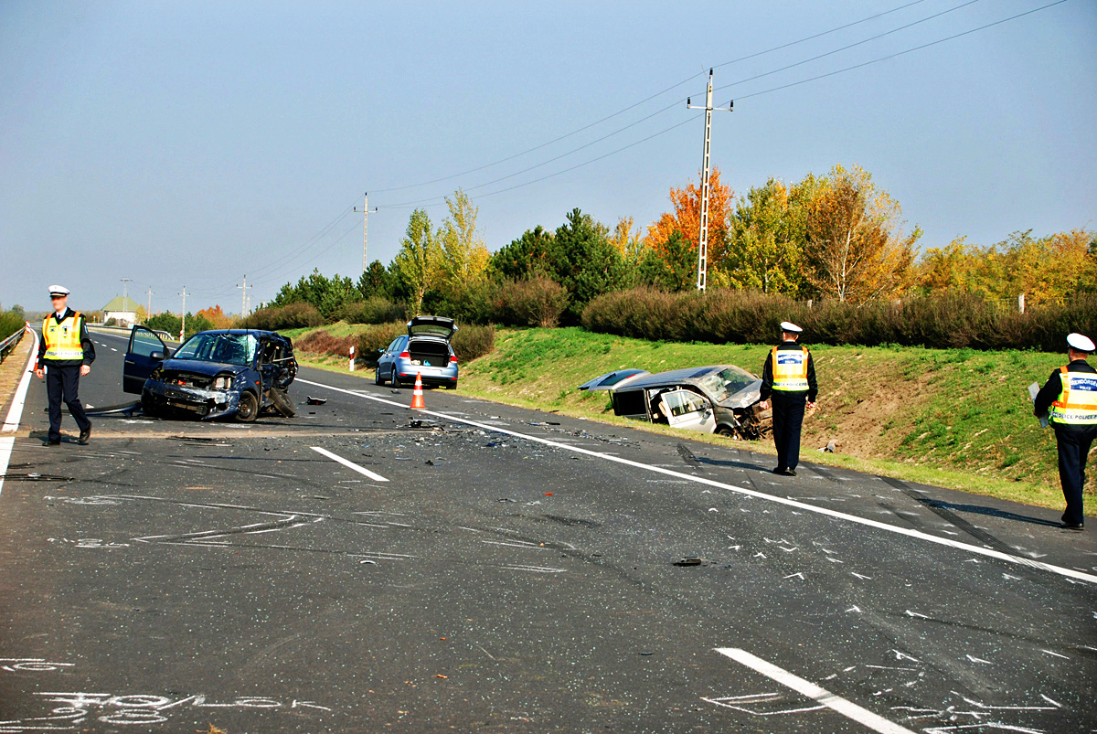 Balra a balesetben meghalt nő autója, jobbra a Lázárt szállító kisbusz az árokban Kecskemét közelében az autópályán