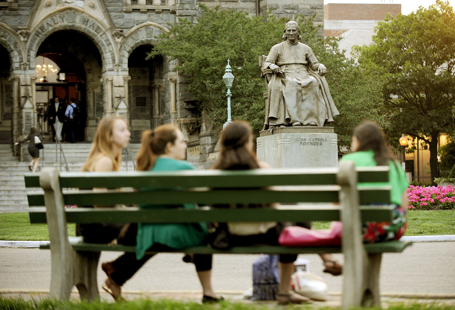 Orvostant hallgató diákok ülnek a washingtoni Georgetown egyetem előtt: miből fizetik vissza a tandíjat, miből lesz biztosításuk?