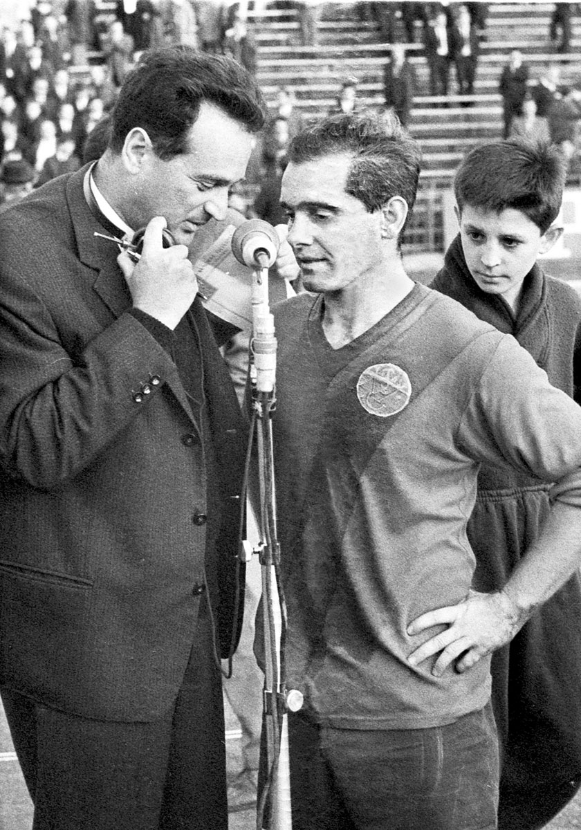 Klasszikus páros: Szepesi György és Berendy Pál csapatkapitány 1966-ban, a Vasas veretlenül elnyert bajnoki címének évében, az Újpest elleni 4-1 után