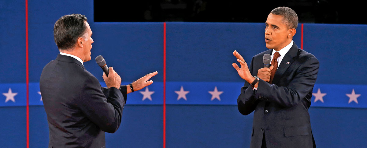Hivatalban lévő elnök még nem ment így neki kihívójának. Barack Obama (jobbról) és Mitt Romney az előbbi győzelmét hozó második tévévitában
