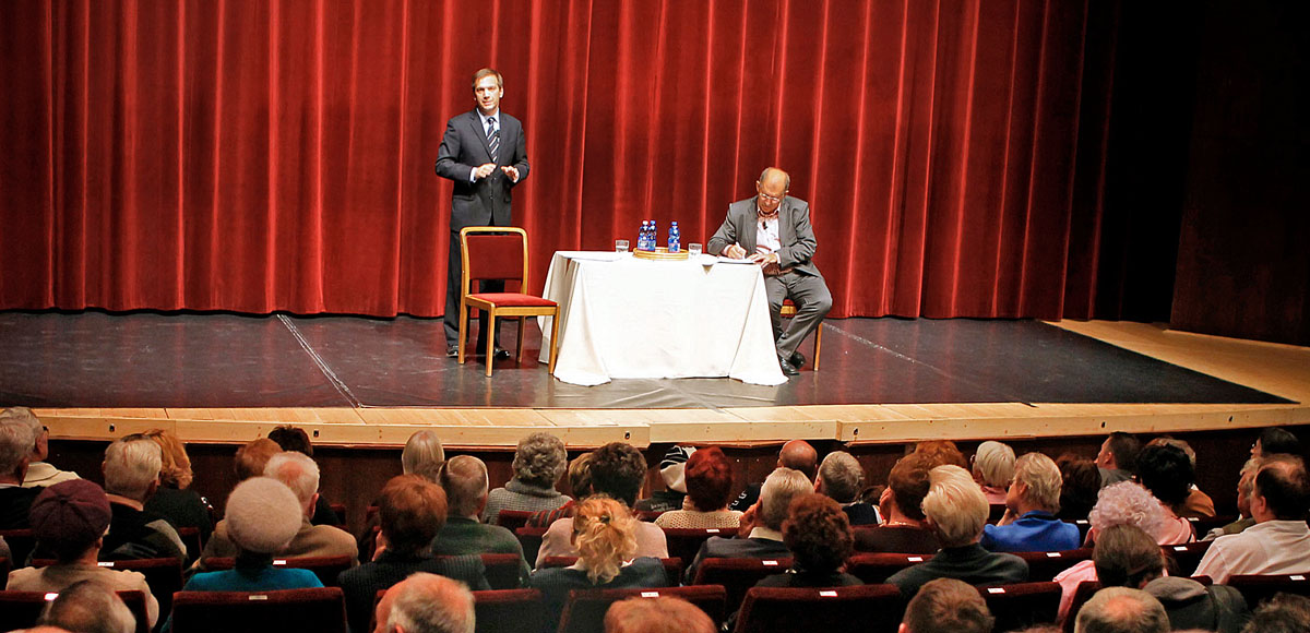 Bajnai Gordon a komlói színházban tartott fórumot, a városban 21 százalékos a munkanélküliség
