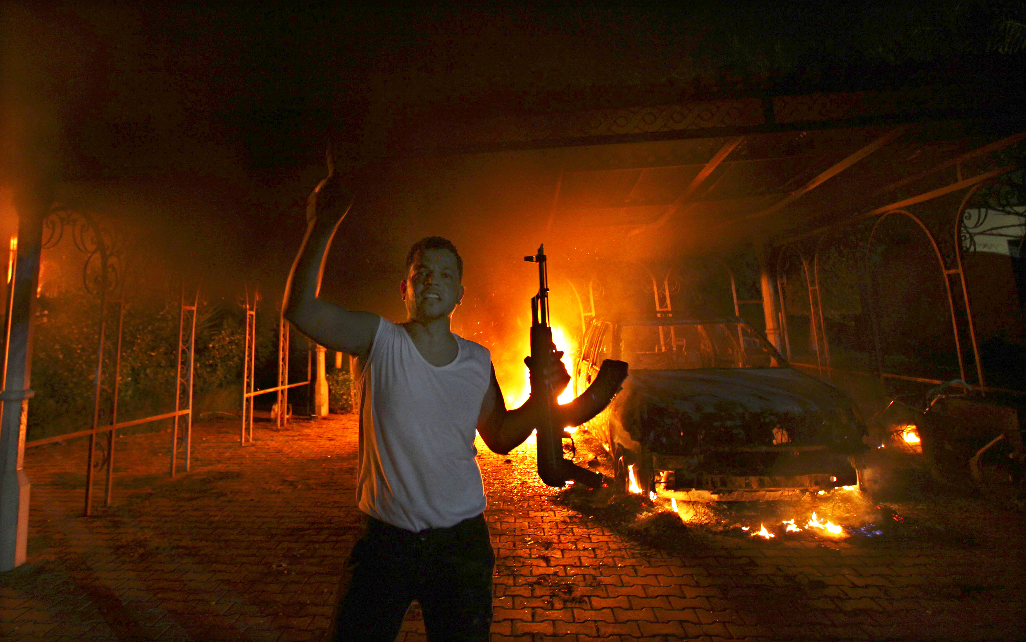 A bengázi konzulátus lángokban szeptember 11-én. Leégett a védelem.