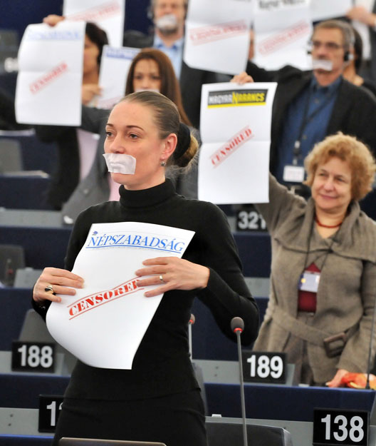 Az Európai Parlament zöldképviselői szerdán Strasbourgban. Orbán elnöki bemutatkozása előtt leragasztott szájjal és „Cenzúrázva” feliratú üres újságcímlapokkal tiltakoznak a magyar médiatörvény ellen