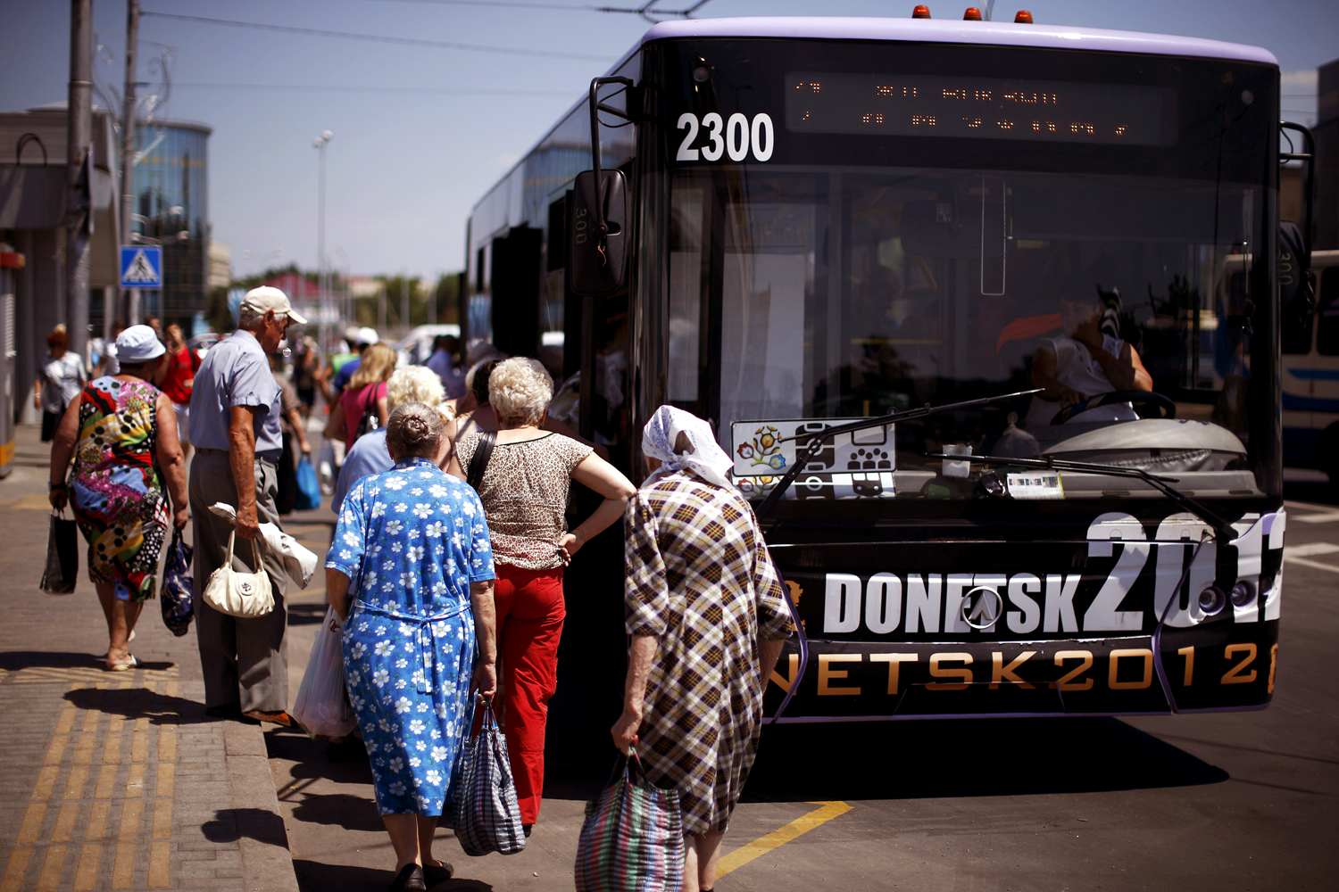 LAZ busz az ukrajnai Donyeck főpályaudvara előtt. Befut a Keletibe?