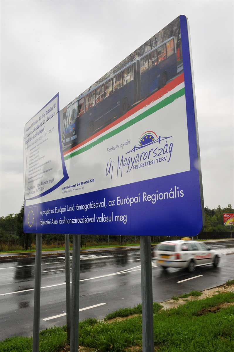 EU-s támogatással meghirdetett, de végül visszavont buszsávprojekt „hirdetője” Budaörsön