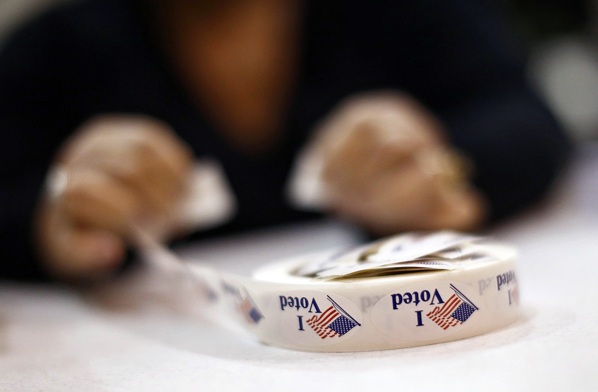 Egy választási megfigyelő készíti a a matricát Észak-Karolinában: „Én már szavaztam”