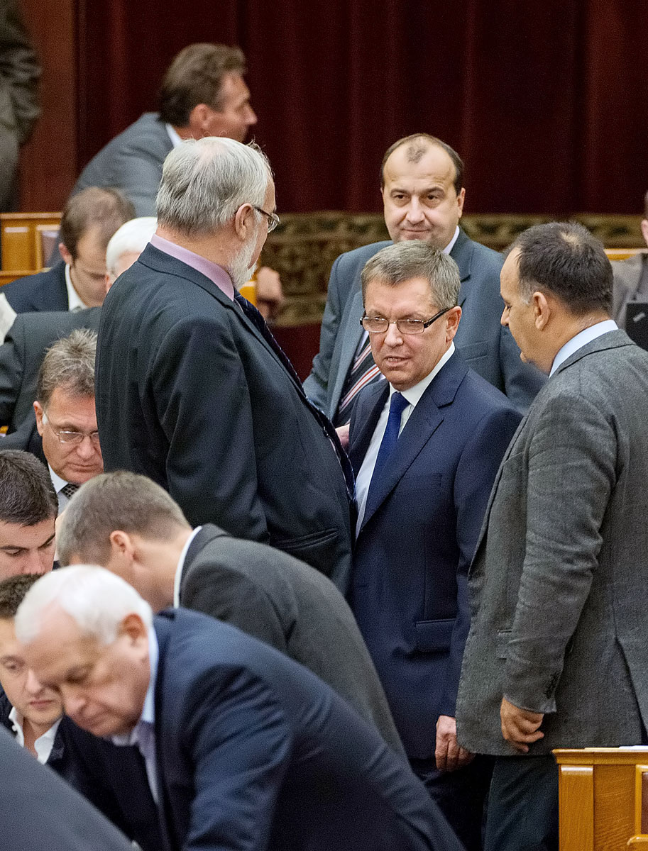Matolcsy György érkezik a parlament tegnapi ülésére. Ez szoros lesz
