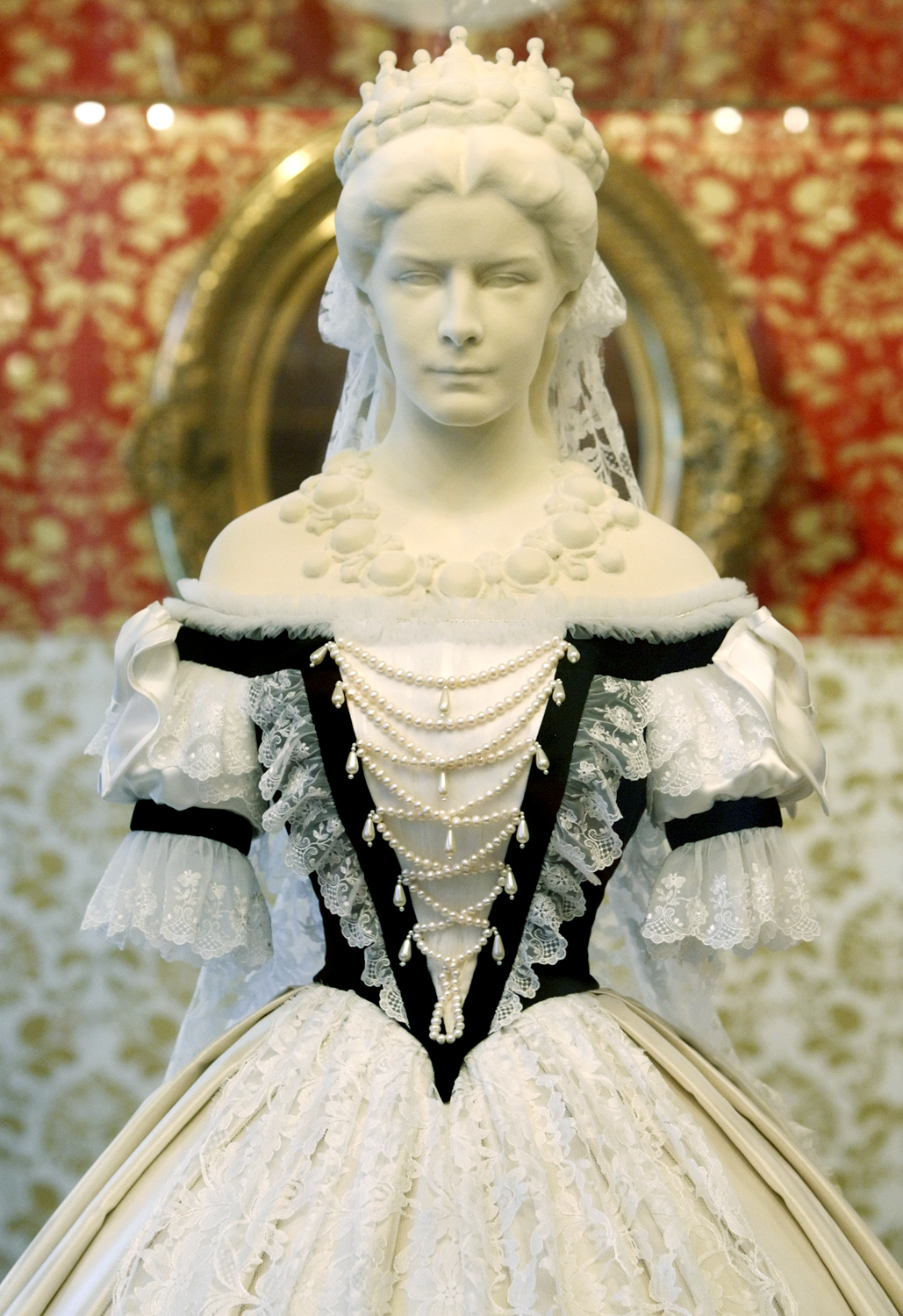 A bécsi Sisi Múzeum szobra a királynő magyar koronázási ruháját hordja