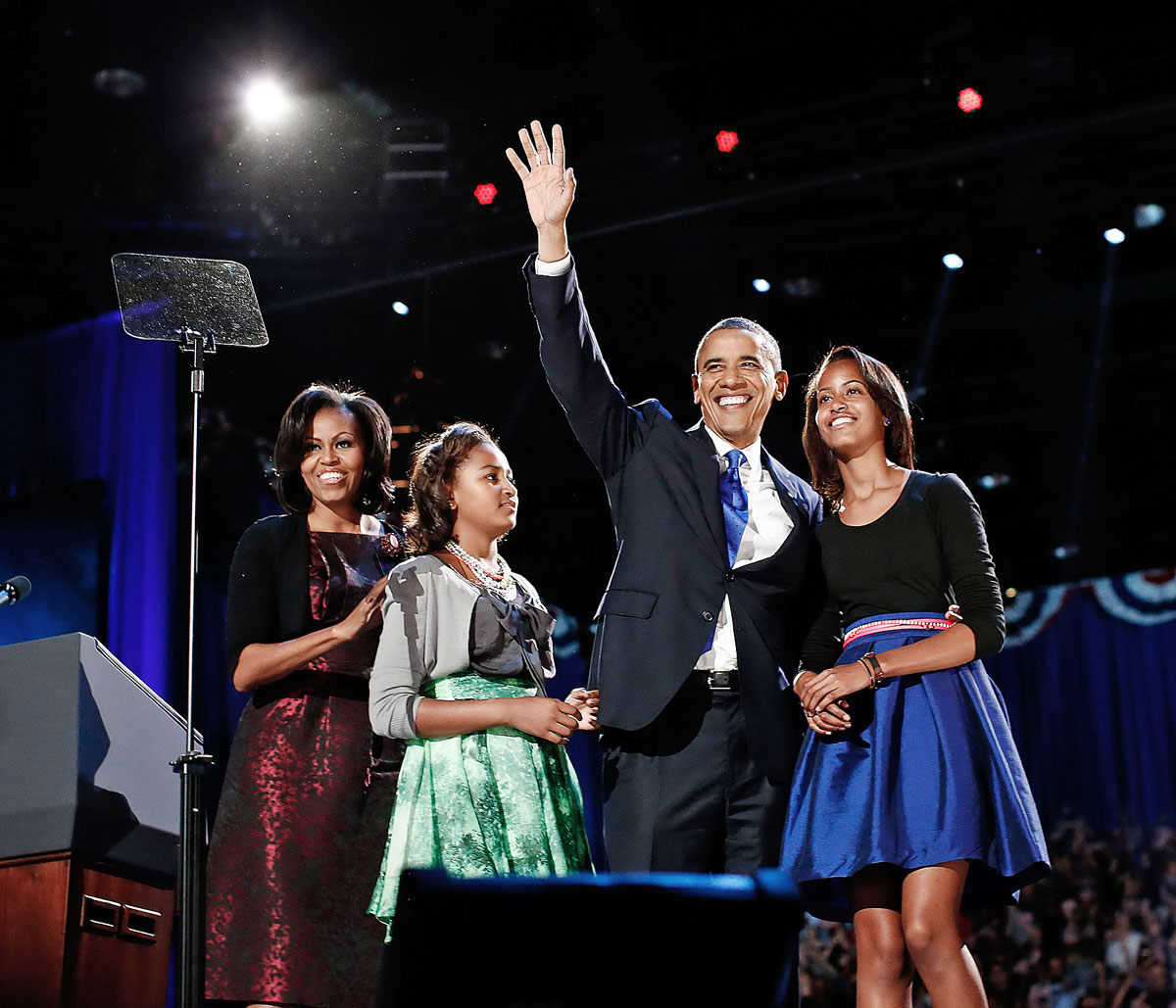 Barack Obama feleségével, Michelle-lel és két lányával, Sashával és Maliával a győzelem után