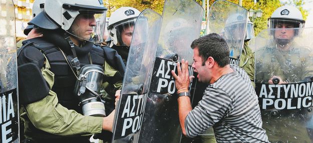 Rohamrendőrök tartóztatnak fel egy tüntetőt Athén központjában