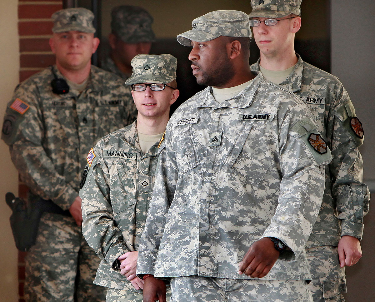 Bradley Manning (középen, szemüvegben). A védelem ismerni akarja a pontos károkat