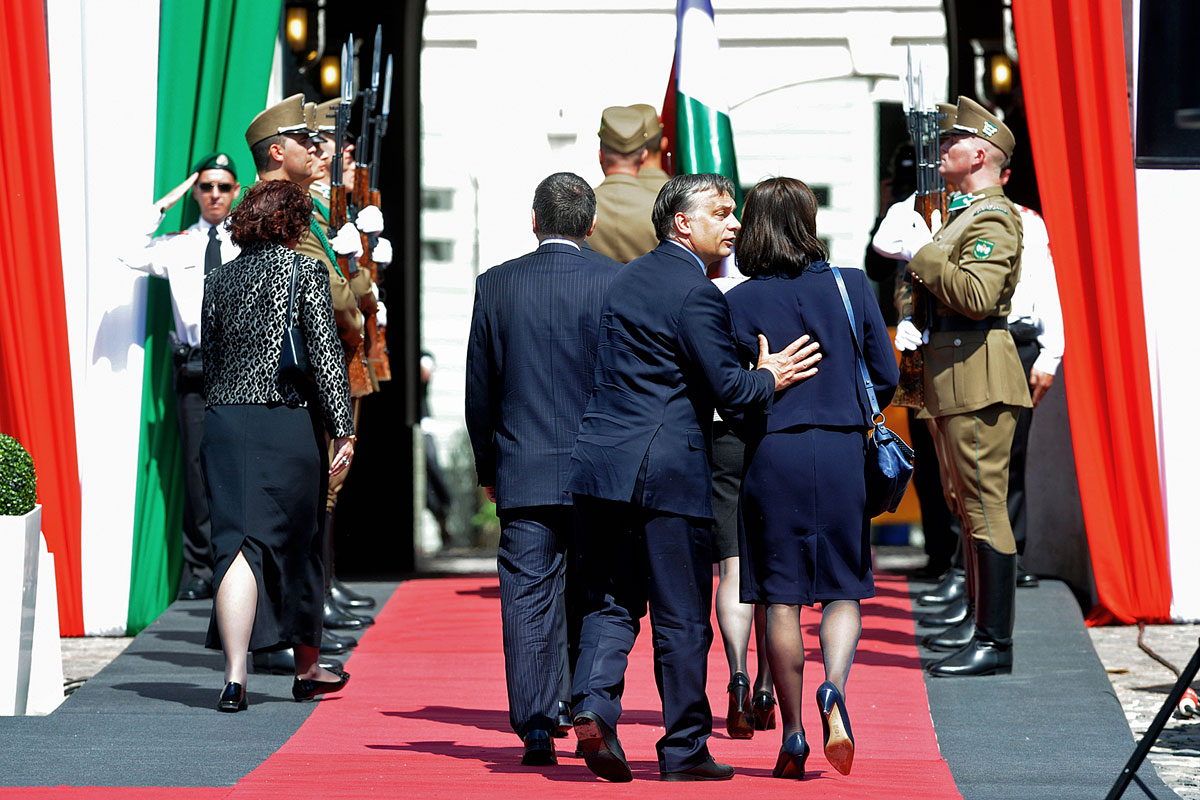 Orbán és felesége bekíséri az új elnöki párt a Sándor-palotába